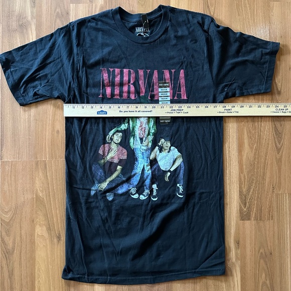 🤘🏻NWT Nirvana T-shirt size medium Hot Topic 🎸 - Picture 3 of 6